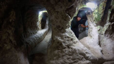 Un homme découvre par hasard une vaste ville souterraine derrière un mur lors d’un déménagement – les tunnels sont interminables