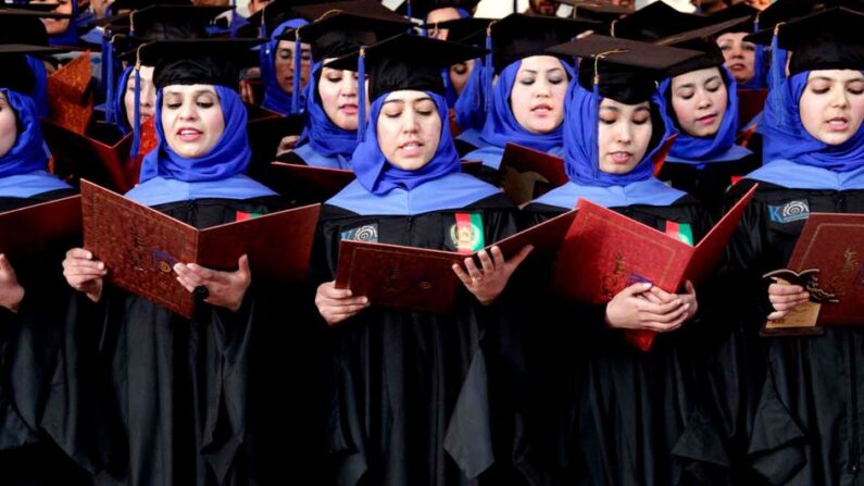 Des étudiantes afghanes se tiennent debout pour prononcer le serment de fin d'études lors de la cérémonie de remise des diplômes dans une université de Herat, en Afghanistan. (UNAMA/Fraidoon Poya)
