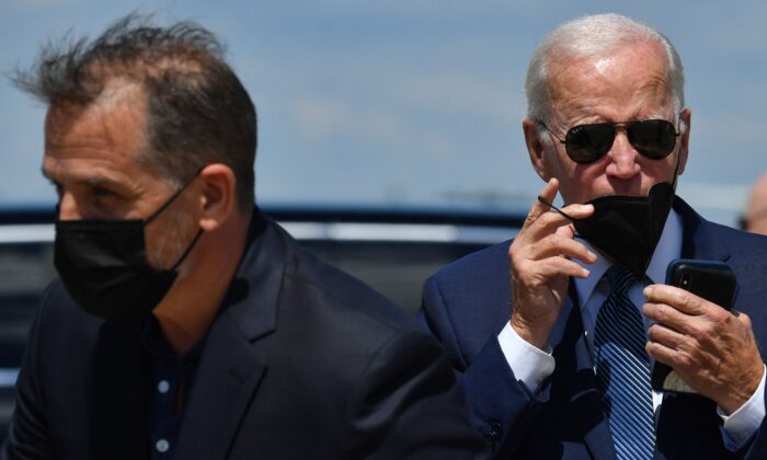 Joe Biden et Hunter Biden après avoir débarqué d'Air Force One à la base interarmées Andrews dans le Maryland, le 16 août 2022. (Nicholas Kamm/AFP via Getty Images)