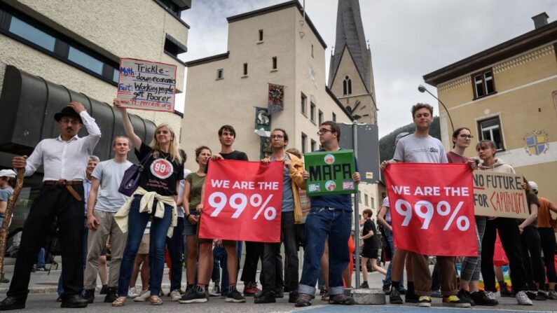 Manifestation contre le Forum économique mondial pendant sa réunion annuelle, le 22 mai 2022. (FABRICE COFFRINI/AFP via Getty Images)
