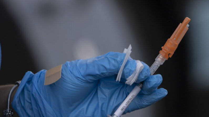 Préparation d'un vaccin Pfizer contre le Covid-19 à Miami, Floride. (Joe Raedle/Getty Images)

