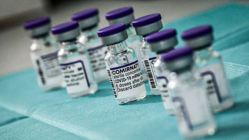 Flacons du vaccin COVID-19 de Pfizer et BioNTech en France, le 27 novembre 2021. (Jeff Pachoud/AFP via Getty Images)