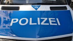 Allemagne : il appelle la police car une inconnue est allongée dans son lit, sauf que…