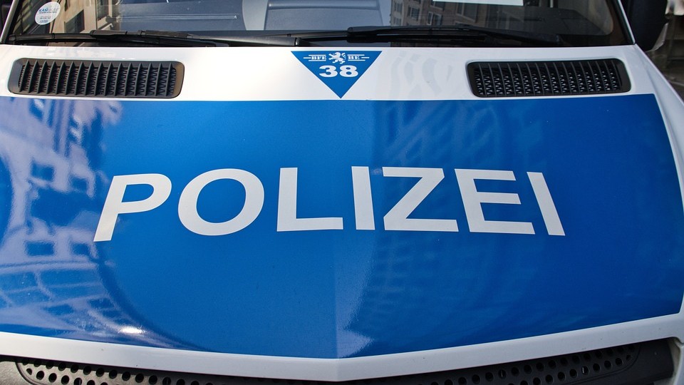 Allemagne : il appelle la police car une inconnue est allongée dans son lit, sauf que...
