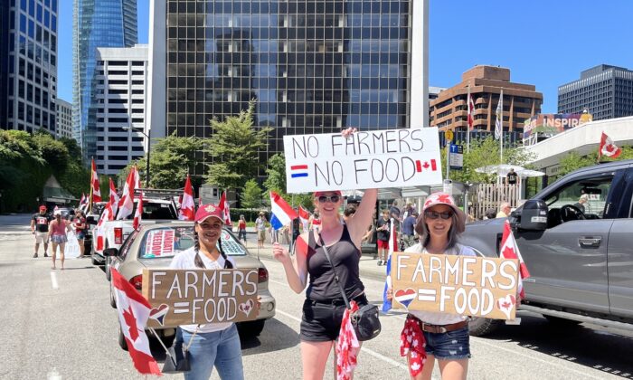 Des femmes portent des pancartes lors de la manifestation tenue à Vancouver, au Canada, le 23 juillet 2022, en soutien aux agriculteurs néerlandais qui protestaient contre la politique de leur gouvernement dans le domaine du changement climatique. (Vivian Yu/Epoch Times)