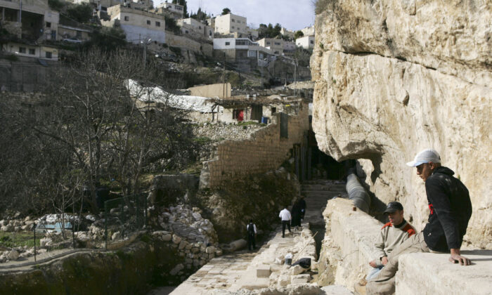 Nettoyage de la source de Siloé, utilisée par les pèlerins juifs pendant la période du Second Temple, sous les murs de la vieille ville de Jérusalem le 28 janvier 2007. (David Silverman/Getty Images)
