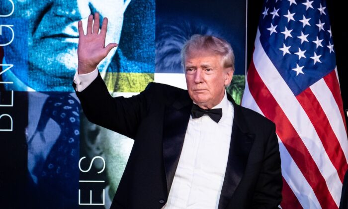 L'ancien président Donald Trump lors du Zionist Organization of America Superstar Gala après avoir reçu la médaille Theodor Herzl de la ZOA au Pier Sixty à New York, le 13 novembre 2022. (Samira Bouaou/Epoch Times)