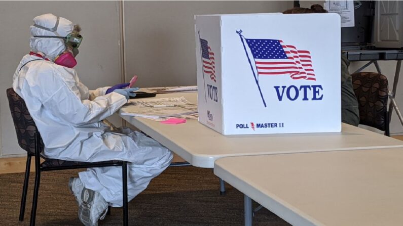 Bureau de vote pour les primaires présidentielles à Kenosha dans le Wisconsin, le 7 avril 2020 (DEREK R. HENKLE/AFP via Getty Images)