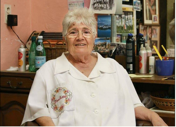 «La retraite c'est quand elle sera... au cimetière»: Paulette, 87 ans, coupe les cheveux des Sommiérois depuis des générations