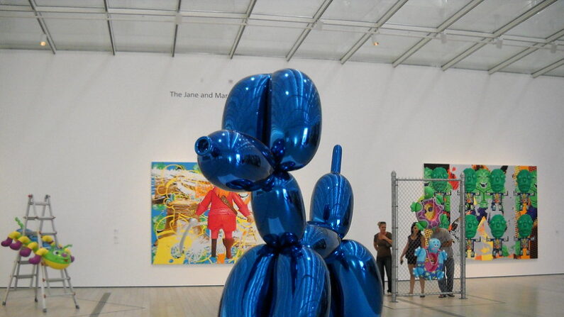 Jeff Koons est connu pour ses sculptures semblant faites avec des ballons, comme ici ce Balloon Dog bleu. Photo : Tom Ipri/CC BY-SA 2.0/Flickr