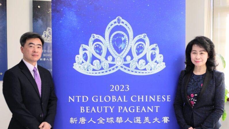 Richard Yin et Lucy Zhou, organisateurs du concours de beauté chinoise international NTD, lors d'une conférence de presse à New York, le 10 février 2023. (Edwin Huang/Epoch Times)