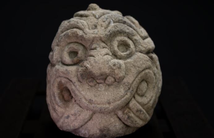 Une tête sculptée en pierre de près de 200 kg provenant de la culture Chavín. (Photo : Office fédéral de la Culture)