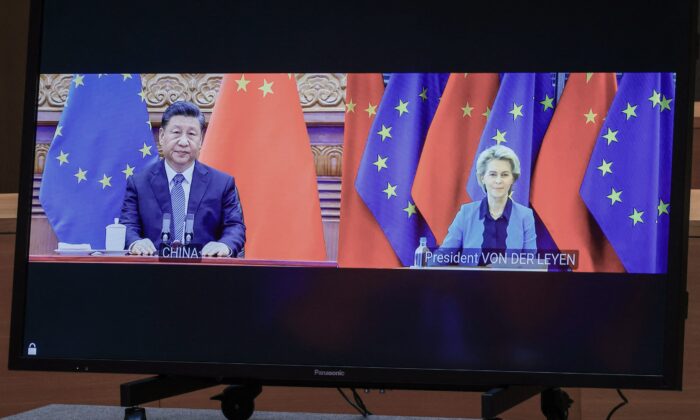 Le dirigeant chinois Xi Jinping et la présidente de la Commission européenne Ursula von der Leyen s'entretiennent par le biais de la vidéoconférence avec le président du Conseil européen et le haut représentant pour les affaires étrangères de l'Union européenne lors du sommet UE-Chine au bâtiment du Conseil européen à Bruxelles, le 1er avril 2022. (Olivier Matthys/Pool/AFP via Getty Images)