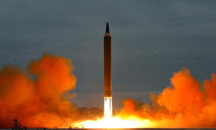 Le lancement du missile balistique Hwasong-12 depuis un lieu non divulgué en Corée du Nord, le 29 août 2017 (Korean Central News Agency/STR/AFP via Getty Images)