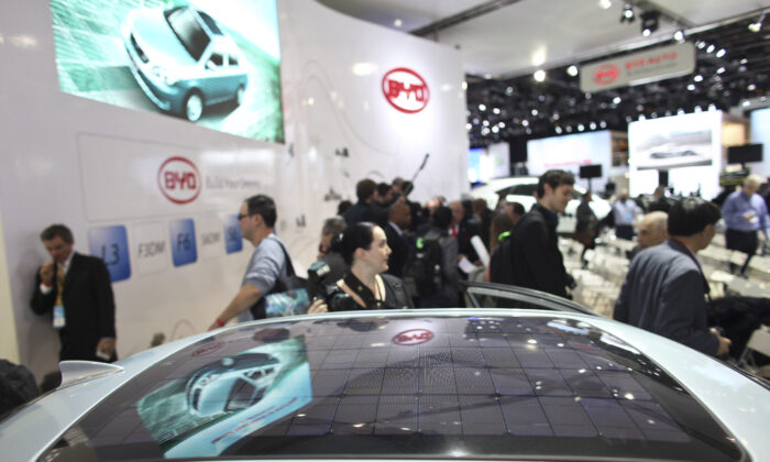 Un panneau solaire est intégré à la voiture hybride F3BD du constructeur automobile chinois BYD. La voiture est exposée au stand de cette société lors de North American International Auto Show à Detroit, États-Unis, le 10 janvier 2011. (Geoff Robins/AFP via Getty Images)