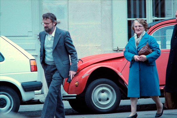 Les grands-parents de Grégory, Albert et Monique Villemin, se sont rendus au palais de justice de Dijon en 1988. (GÉRARD CERLES/AFP via Getty Images)