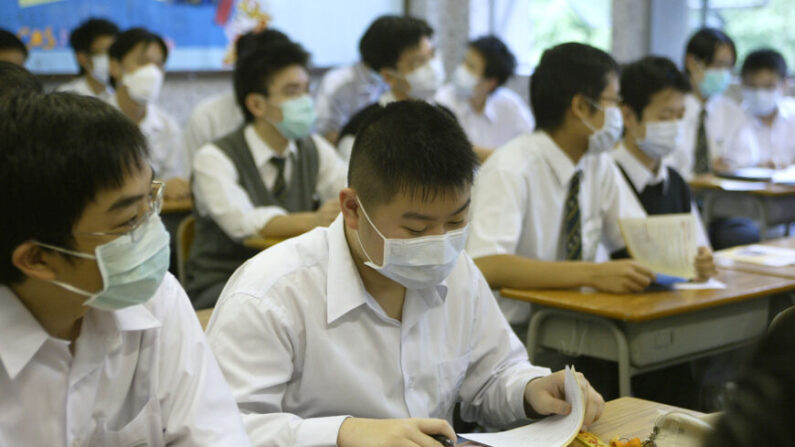 Lycée à Hong Kong le 22 avril 2003. (Peter Parks/AFP via Getty Images)