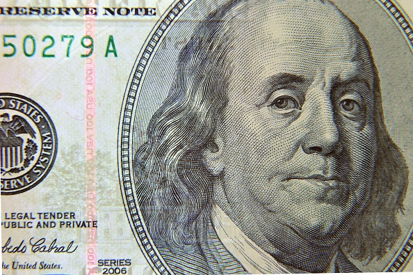 Un gros plan du recto du billet de 100 dollars des États-Unis portant le portrait de l'homme d'État américain, inventeur et diplomate Benjamin Franklin - 
  (Photo by PAUL J. RICHARDS/AFP via Getty Images)
