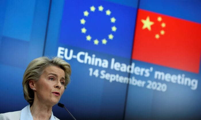 Ursula von der Leyen, présidente de la Commission européenne, lors d'une conférence de presse après un sommet virtuel avec le dirigeant chinois Xi Jinping, à Bruxelles, en Belgique, le 14 septembre 2020 (Yves Herman/Pool/AFP via Getty Images)
