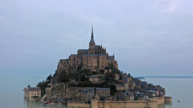 Le Mont-Saint-Michel entouré par la mer, le 18 octobre 2020. (Photo: DAMIEN MEYER/AFP via Getty Images)