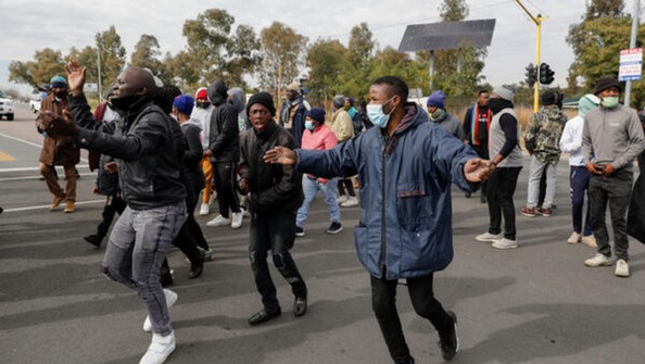 Des résidents de Soweto manifestent près de l'entrée des bureaux de l'entité publique Eskom à Megawatt Park à Midrand, en Afrique du Sud, le 9 juin 2021, en raison de perturbations électriques. (Phill Magakoe/AFP via Getty Images)