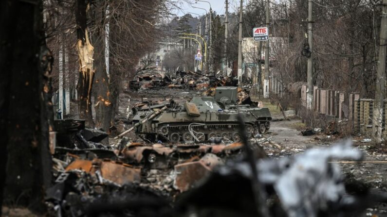 Véhicules blindés russes détruits dans une rue de la ville de Bucha, à l'ouest de Kiev, le 4 mars 2022. (ARIS MESSINIS/AFP via Getty Images)