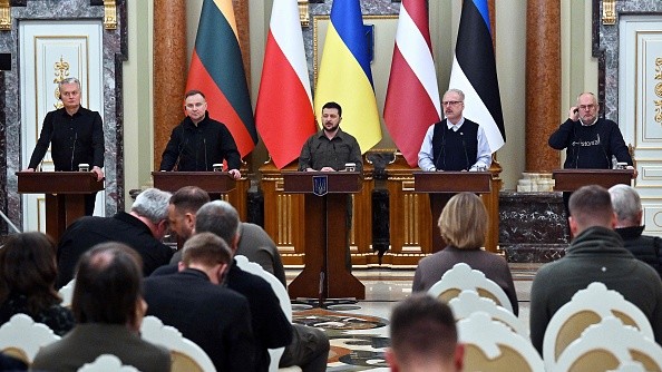 (De gauche à droite) Le Président de la Lituanie Gitanas Nauseda, le Président de la Pologne Andrzej Duda, le Président de l'Ukraine Volodymyr Zelensky, le Président de la Lettonie Egils Levits et le Président de l'Estonie Alar Karis, lors d'une conférence de presse après leurs entretiens à Kiev, le 13 avril 2022, concernant l'invasion militaire lancée par la Russie sur l'Ukraine. (Photo par SERGEI SUPINSKY/AFP via Getty Images)