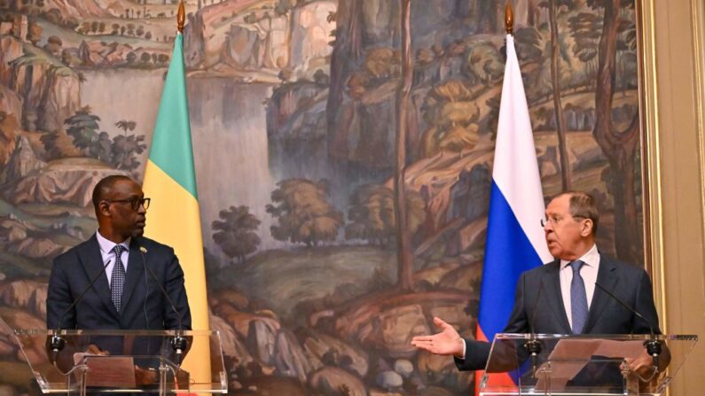 Le ministre russe des Affaires étrangères Sergei Lavrov et son homologue malien Abdoulaye Diop lors d'une conférence de presse le 20 mai 2022. (Photo by YURI KADOBNOV/POOL/AFP via Getty Images)