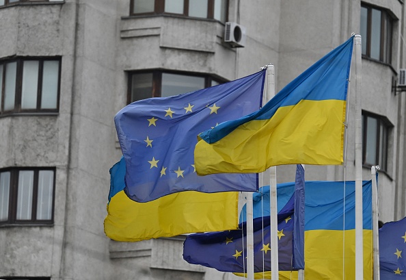 Les drapeaux de l'Ukraine et de l'Union européenne flottent sur la place de l'Europe à Kiev en juin 2022. (Photo : SERGEI SUPINSKY/AFP via Getty Images)