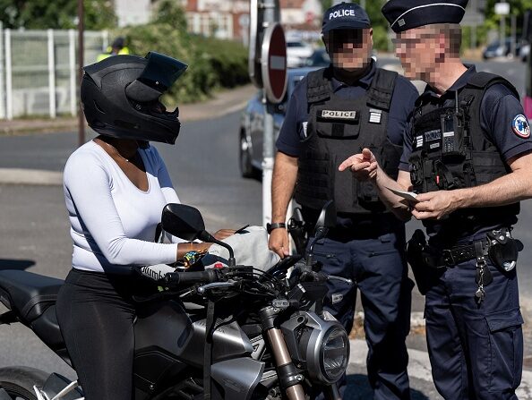 Des policiers effectuent des contrôles routiers de véhicules. (Photo d' illustration : BERTRAND GUAY/AFP via Getty Images)