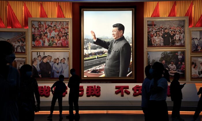 Les images du dirigeant chinois Xi Jinping exposées au Musée du Parti communiste chinois à Pékin, le 4 septembre 2022 (NOEL CELIS/AFP via Getty Images)