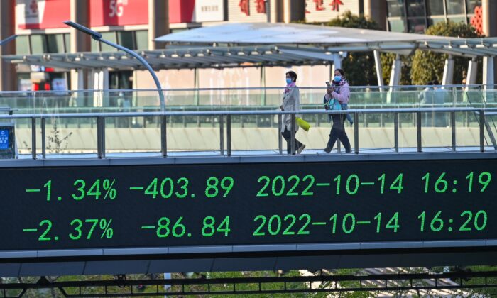 Tableau d'indicateurs boursiers dans le quartier financier de Lujiazui, à Shanghai, le 17 octobre 2022. (Hector Retamal/AFP via Getty Images)

