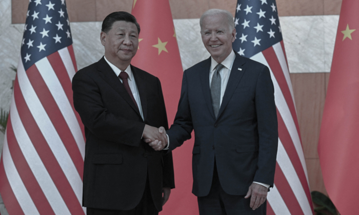 Le président américain Joe Biden et le dirigeant chinois Xi Jinping se serrent la main lors de leur rencontre en marge du sommet du G-20 à Nusa Dua, sur l'île balnéaire indonésienne de Bali, le 14 novembre 2022. (Saul Loeb/AFP via Getty Images)