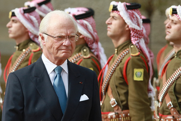 Le roi de Suède Carl Gustav XVI passe en revue une garde d'honneur au Palais royal d'Amman en novembre 2022. (KHALIL MAZRAAWI/AFP via Getty Images)