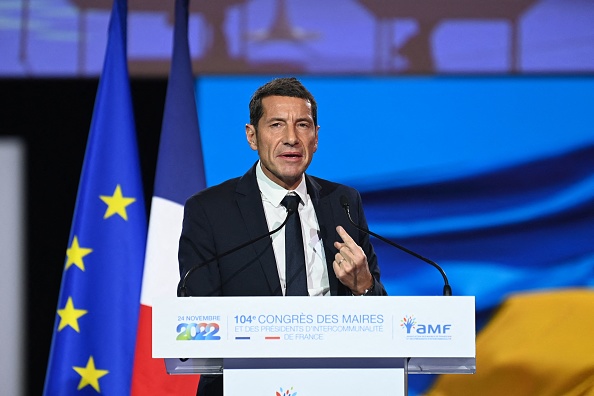 Le maire de Cannes David Lisnard s'exprime lors de la 104e session du Congrès des maires organisé par l'association des Maires de France (AMF), à Paris, le 22 novembre 2022. (ALAIN JOCARD/Getty Images)