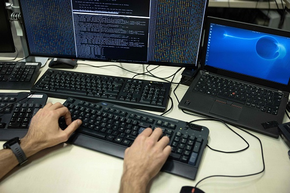 Un agent du centre opérationnel de l'Agence nationale de la cybersécurité (ANSSI) à Paris, en novembre 2022. (Photo : THOMAS SAMSON/AFP via Getty Images)