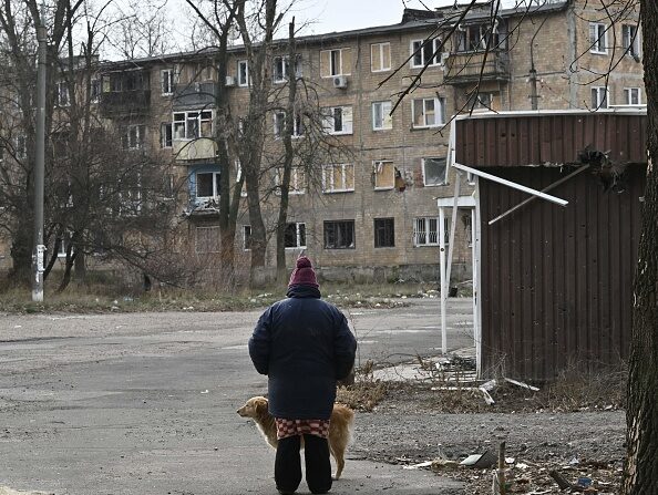 Une rue d'Avdiivka, dans la région de Donetsk, le 15 décembre 2022, en pleine invasion russe de l'Ukraine.  (GENYA SAVILOV/AFP via Getty Images)