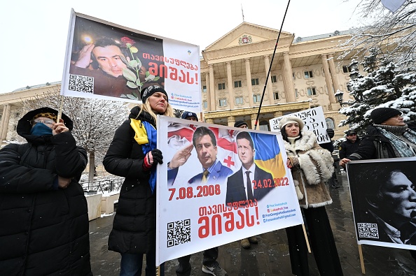 Des supporters de l'ex-président Mikheil Saakashvili au tribunal de Tbilisi le 9 janvier 2023. (Photo VANO SHLAMOV/AFP via Getty Images)