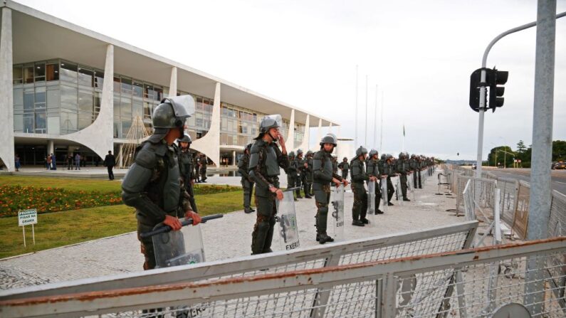 Agents de sécurité devant le palais du Planalto lors de l'investiture de la nouvelle ministre des Peuples indigènes, Sonia Guajajara, à Brasilia, le 11 janvier 2023. (SERGIO LIMA/AFP via Getty Images)