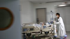 Face aux conditions déplorables de travail dans les hôpitaux, des soignants portent plainte contre l’État