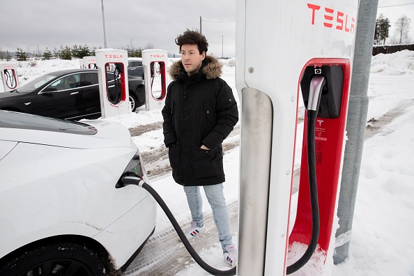 Le mot devenu courant dans le langage norvégien : "rekkevideangst", ou "angoisse de l'autonomie". Philip Benassi, propriétaire d'un véhicule Tesla, en a fait l'expérience lors des froides journées d'hiver, mais comme d'autres Norvégiens, il a appris à s'en sortir. (Photo : PETTER BERNTSEN/AFP via Getty Images)