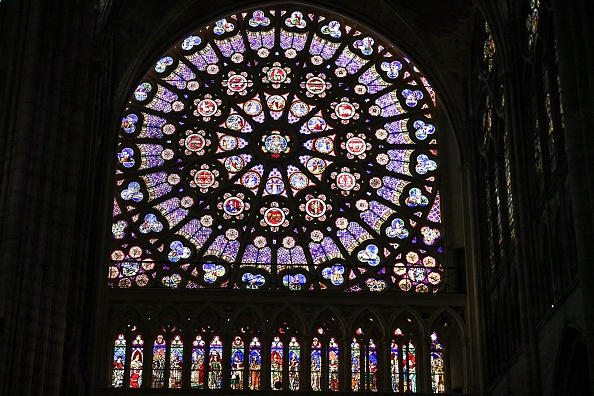 Des vitraux rénovés à la Basilique de Saint-Denis, dans la banlieue nord de Paris. (Photo : STEPHANE DE SAKUTIN/AFP via Getty Images)