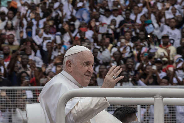 Le Pape François salue alors qu'il arrive en papamobile pour une rencontre avec des jeunes et des catéchistes au stade des Martyrs à Kinshasa, en République démocratique du Congo, le 2 février 2023. (Photo : GUERCHOM NDEBO/AFP via Getty Images)