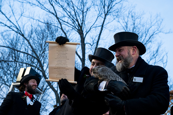 Le vice-président Dan McGinley montre un parchemin à la foule tandis que le responsable de la marmotte AJ Derume tient Punxsutawney Phil, qui a vu son ombre, prédisant un printemps tardif, lors des 137e festivités annuelles du Groundhog Day, le 2 février 2023 à Punxsutawney, en Pennsylvanie. (Photo : Michael Swensen/Getty Images)