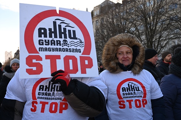 Manifestation contre les projets du géant chinois des batteries CATL qui veut construire la plus grande gigafactory d'Europe, à Debrecen, en Hongrie, le 4 février 2023. (Photo : ATTILA KISBENEDEK/AFP via Getty Images)
