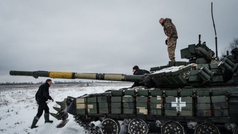 Un char ukrainien dans la région de Donetsk, le 4 février 2023. (YASUYOSHI CHIBA/AFP via Getty Images)
