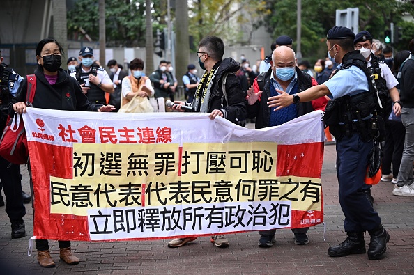 Des membres de la Ligue des sociaux-démocrates à l'extérieur d'un tribunal de Hong Kong, alors que s'ouvre le procès de 47 manifestants pro-démocratie à Hong Kong. (Photo : PETER PARKS/AFP via Getty Images)