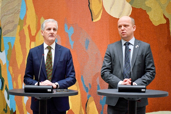 Le Premier ministre norvégien Jonas Gahr Støre (à gauche) présente à la presse les plans du gouvernement concernant un programme d'aide de 6,8 milliards d'euros à l'Ukraine et une aide supplémentaire aux autres pays touchés. (Photo : RODRIGO FREITAS/NTB/AFP via Getty Images)