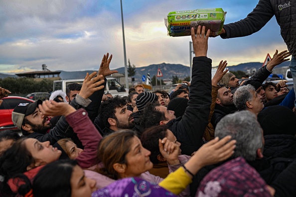 Des survivants du séisme  
dans la province du Hatay au sud de la Turquie, limitrophe de la Syrie, le 7 février 2023. (Photo BULENT KILIC/AFP via Getty Images)