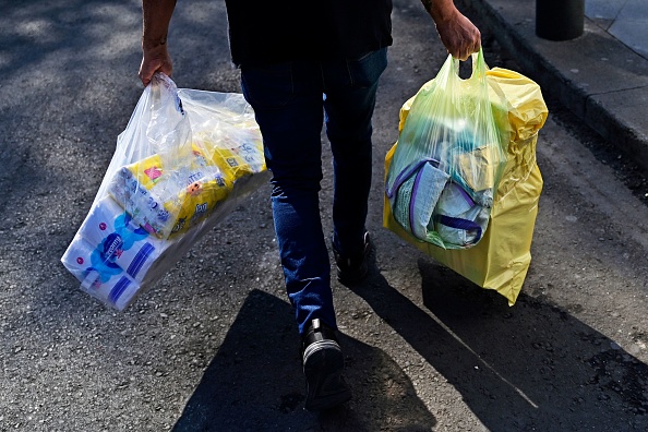 Un homme arrive à un centre de dons pour déposer des fournitures destinées à aider les personnes touchées. (PEDRO PARDO/AFP via Getty Images)